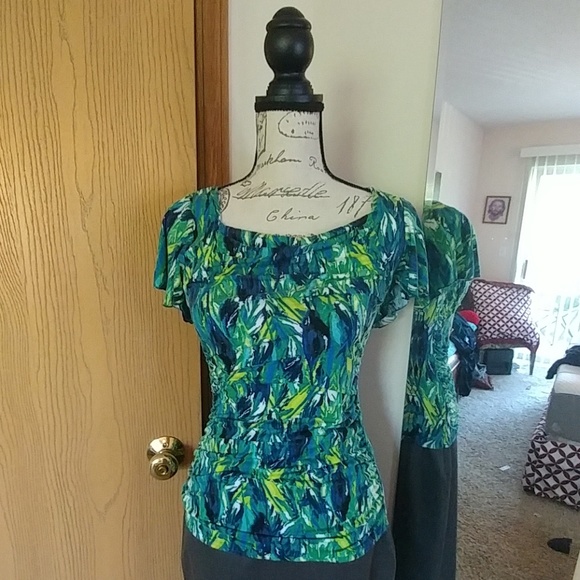 Floral blouse with gathered sides💜 - Picture 2 of 4